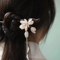 Pic à cheveux en bois de santal avec fleurs roses en résine et pompons de perles dorées - Pic Fleur de Cerisier avec Gland / Rose