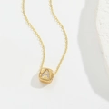 Gros plan sur collier doré avec pendentif carré lettre A serti de zircons brillants - Lettre A (XL3420)