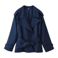 Trench corto blu navy a doppiopetto con cintura abbinata e fibbie sui polsini - Blu navy