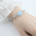 Dettaglio del bracciale argento a forma di infinito con occhio blu e zirconi bianchi - Argento