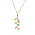 Dettaglio del ciondolo a foglia con smalto colorato e zirconi brillanti su collana - Smalto colorato dorato (22514)