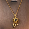 Gouden zonnebloem hanger ketting met centrale zwarte edelsteen en fijne schakelketting - Goud - Zonnebloem Zwarte Edelsteen