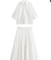 Dettaglio del set bianco camicia e gonna caratterizzato da tessuto con trama a piume - S / Set con Zirconia Bianca