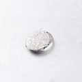Makrodetail eines ovalen 316L-Edelstahl-Medaillons mit Vintage-Blumengravur - Stahlfarbe