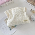 Detailopname van een semitransparante kant make-up tas met zilveren pailletten en merklabel - Wit