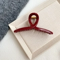 Primer plano de pinza para el pelo roja con resorte dorado en bandeja beige suave - Rojo Vino - Pinza Percha Grande (15cm)