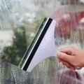 Λευκός καθαριστήρας τζαμιών με λάστιχο και πράσινο σφουγγάρι σε γυαλί με σαπουνάδα - Μοντέλο 091 / Μπλε