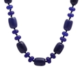 Dunkelblaue Achat Kristallperlenkette mit ovalen Steinen und Politur auf weißem Grund - Lapislazuli (NSN0007)