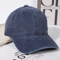 Detailansicht der gewaschenen blauen Denim-Baseballkappe mit Vintage-Stofftextur - Marineblau