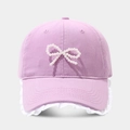 Dettaglio del fiocco di perle e dei bordi in pizzo sulla cuffia da baseball color lavanda - Regolabile / Viola Chiaro