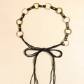 Cintura a catena in pelle nera con anelli in metallo dorato e nodo regolabile in vita - 782 Stile con Lacci e Nappa / Oro