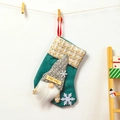 Calza natalizia in iuta verde con gnomo 3D e decorazione con etichetta HO HO - Piccola calza di Natale blu HoHo
