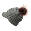 Grijze gebreide damesmuts met klep en grote zachte bruine pompon voor de winter - Grijs