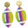 Regenbogen-Glitzer-Football-Ohrringe mit Acryl-Textur und goldenen Steckern auf weißem Grund - Rugby-Regenbogen