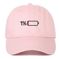 Nahaufnahme der 1% Batterie-Stickerei auf pinkfarbener Baumwollkappe mit Textur - Verstellbar / Rosa