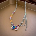Detailaufnahme der Schmetterlingskette mit bunten Steinen und Strass auf Goldtablett - Silber Schmetterling Bunte Steine Stil