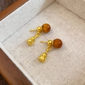 Detalle del pendiente chapado en oro 18K con cuenta marrón y colgante de calabaza - Poste de plata para pendientes-Dorado-Café
