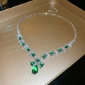 Dettaglio collana a Y con pietre rettangolari e ciondolo a goccia verde smeraldo - Collana - Argento - Verde