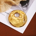 Broche redondo irregular de oro con textura sobre fondo estético de papel y cuero - Dorado Grande (Z249-3)