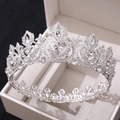 Macro di una corona da sposa in argento con cristalli in un cofanetto su fondo nero intenso - Argento Spesso Strass Bianchi