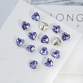 Vista macro di strass per nail art in cristallo K9 a forma di cuore viola sfaccettati - Cuore 8mm