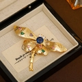Exquisite 18K Gold Libellen Brosche mit bunten Zirkonia in einer schwarzen Schmuckschatulle - 18K Gold