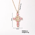 Dettaglio pendente croce vintage con zirconi rosa e rilievo della Vergine Maria intagliato - Colore Oro Zirconia Rosa