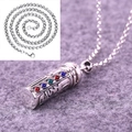 Dettaglio di un ciondolo a cilindro in argento con gemme colorate e motivi a rilievo - Pendente con Catena a Chiglia
