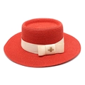 Dettaglio cappello di paglia rosso con nastro crema e decorazione ape dorata - M (56-58cm) / Rosso