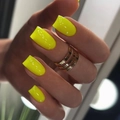 Neon gele vierkante kunstnagels met hoogglans afwerking en een moderne gouden ring - Heldergeel met gele gelei-lijm