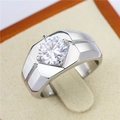 Macro detail van heren trouwring met ronde diamant en geometrische zilveren band - Maat 7 / Stijl 04 (R0758) / Staalkleur