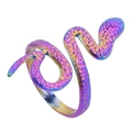Primer plano de anillo de serpiente arcoíris con textura de escamas y diseño abierto ajustable - Colorido