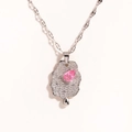 Detail van de zilveren ketting met wolkhanger, roze druppelsteen en fijne zirkonia-accenten - Wolk Hanger Ketting / Zilver