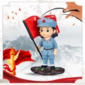 Vue détaillée d'une figurine de soldat en dessin animé tenant un drapeau rouge vif - Ornement Style C Drapeau Rouge