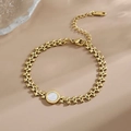 Dettaglio del bracciale dorato con maglie a X e madreperla bianca con marchio K18 - Stile Intarsio Rotondo (5146) / 5146 Bracciale a Spiga