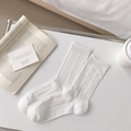 Weiße Baumwollmischung Socken mit vertikalen Streifen im minimalistischen Stil - Einheitsgröße / Reinweiß