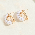 Dettaglio di orecchini a C placcati oro 14K con smalto bianco e perni per orecchie - Bianco (ES2574)