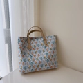 Dettaglio della borsa tote in cotone floreale vintage con manici e rivetti - Ramo Floreale a Losanghe Blu