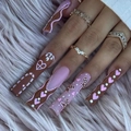 Uñas postizas French almendradas en marrón y rosa con corazones y anillos dorados - Estilo de pegamento de gelatina amarilla