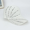 Cappellino da baseball bianco con strass argentati lucidi ed eleganti perle decorative - Regolabile / Bianco
