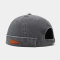 Detail einer dunkelgrauen Docker-Mütze aus gewaschener Baumwolle mit orangefarbenem Patch - Verstellbar / Dunkelgrau