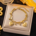 Bracciale a doppio strato in acciaio al titanio dorato con cuori e perline su scrigno - Oro