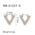 Zilveren V-vormige oorringen met kristallen en afmetingen van 2,5 cm breed en 2,7 cm hoog - Zilveren V-vormige Oorgesp (NB-E1227-S) / 18K goud