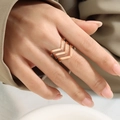 Anillo abierto minimalista de acero inoxidable oro rosa con triple chevron - Triple Capa / Oro rosa