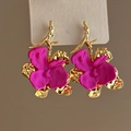 Modische Orchideen-Ohrringe mit fuchsiapinken Blütenblättern und goldenen Details - Silber-Ohrstecker - Rosa / Rosa