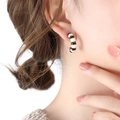 Orecchini a cerchio in oro a forma di U con smalto a strisce bianche e nere - Nero & Bianco