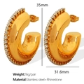 Boucles d'oreilles C dorées 35mm avec strass blancs et dimensions sur fond blanc - Style Strass Doré EH475