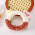 Gros plan d'un bandeau en peluche avec cochon et étoile et bracelets assortis - Rouge Vin - Bandeau