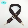 Detailaufnahme von kaffeebraunem Canvas-Taschengurt mit goldfarbenen Karabinern und PU-Leder - Kaffeebraun