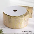 Cinta navideña blanca de 6,3 cm con espirales doradas y bordes metálicos con alambre - 10 Yardas (aprox. 9m) / Cinta de Terciopelo Dorado (Patrón de Espiral)